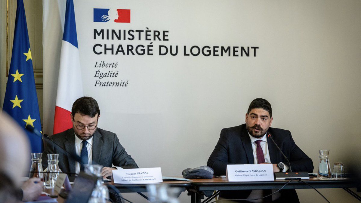 guillaumekasba's tweet photo. Aujourd’hui avec les Établissements Publics Fonciers de l'Etat, nous créons les conditions pour réaliser le choc d’offre de logements.

🎯 L’objectif est clair : en 2024, accélérer la mise à disposition des fonciers pour produire 17 000 nouveaux logements. https://t.co/iyp8jlqHXM