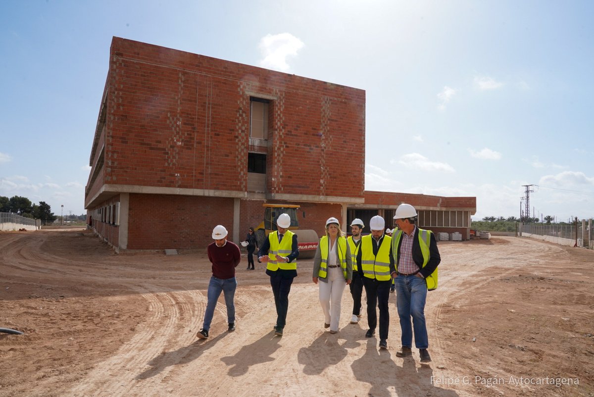 🏫Las obras del nuevo colegio de #LaAljorra terminarán el último trimestre del año. ✅La alcaldesa de #Cartagena, @NoeliaArroyoHer, y el consejero de Educación, Víctor Marín, visitan las futuras instalaciones, que tendrán: 📍Más 12000 m2. 🎒819 plazas. 🌐cartagena.es/detalle_notici…