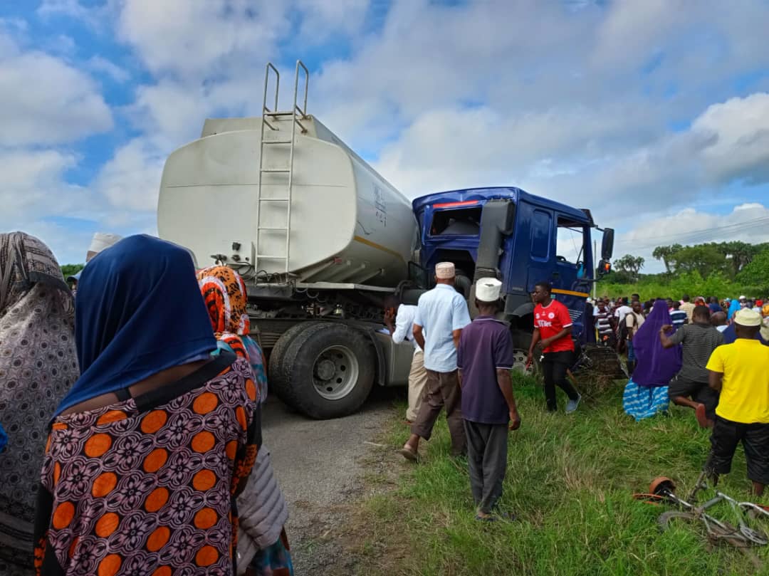 #BreakingNews Watu 13 wamefariki dunia na wengine wamejeruhiwa kufuatia ajali ya basi dogo la abiria aina ya Coaster iliyokuwa ikitokea Somanga kuelekea Kilwa Kivinje kugongana uso kwa uso na roli la mafuta. Kamanda wa Jeshi la Polisi Mkoa wa Lindi, John Imori amethibitisha