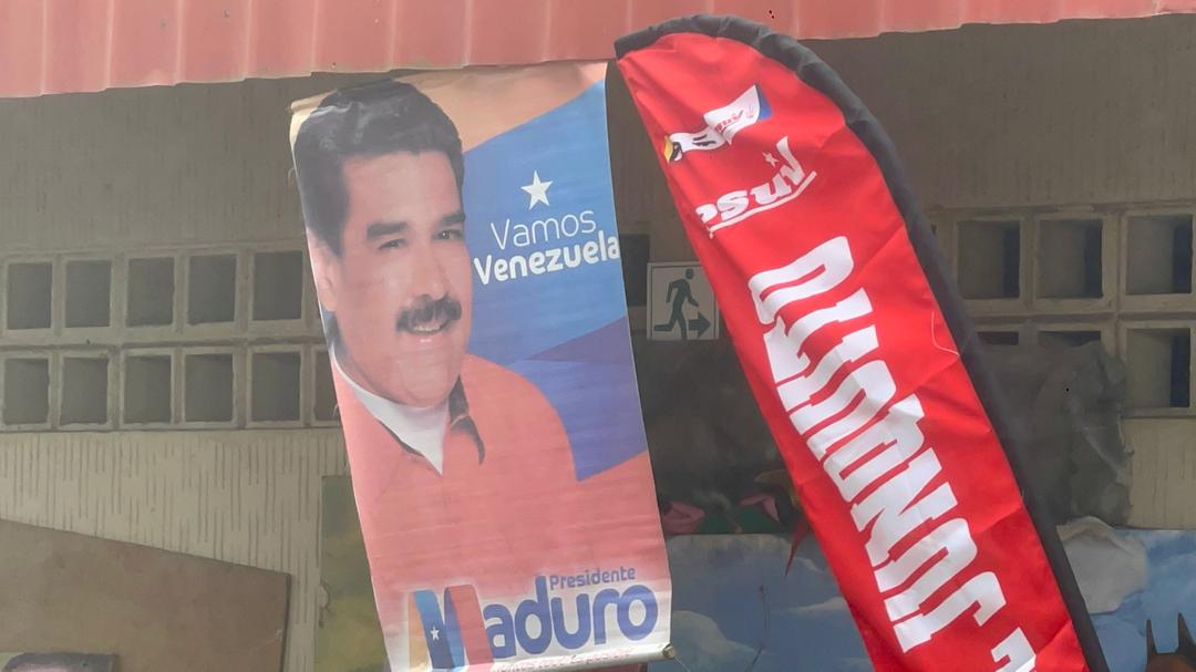Juan_Dugarte's tweet photo. Cumpliendo instrucciones del Pdte. @NicolasMaduro nos fuimos a la parroquia El Junquito para sostener un extraordinario encuentro militante "Yo estuve allí", a 22 años del 11, 12 y 13 de Abril. 

#ComunaPuedeMás
#BloqueaElBloqueo https://t.co/tvPmmVCGSr