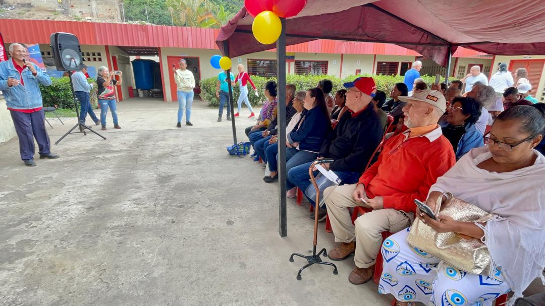 Juan_Dugarte's tweet photo. Cumpliendo instrucciones del Pdte. @NicolasMaduro nos fuimos a la parroquia El Junquito para sostener un extraordinario encuentro militante "Yo estuve allí", a 22 años del 11, 12 y 13 de Abril. 

#ComunaPuedeMás
#BloqueaElBloqueo https://t.co/tvPmmVCGSr