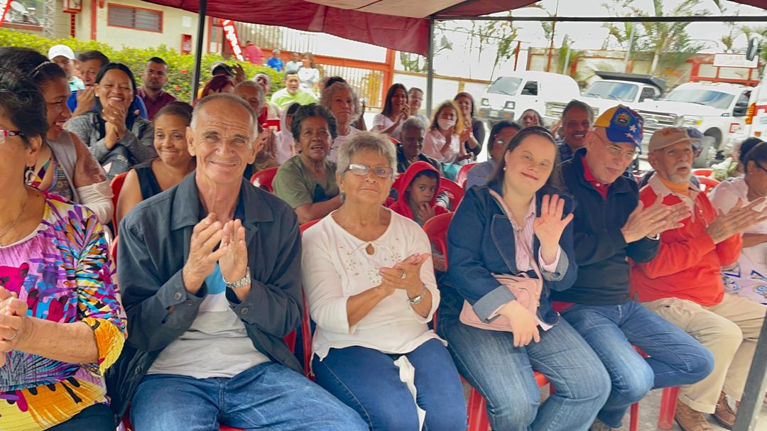 Juan_Dugarte's tweet photo. Cumpliendo instrucciones del Pdte. @NicolasMaduro nos fuimos a la parroquia El Junquito para sostener un extraordinario encuentro militante "Yo estuve allí", a 22 años del 11, 12 y 13 de Abril. 

#ComunaPuedeMás
#BloqueaElBloqueo https://t.co/tvPmmVCGSr