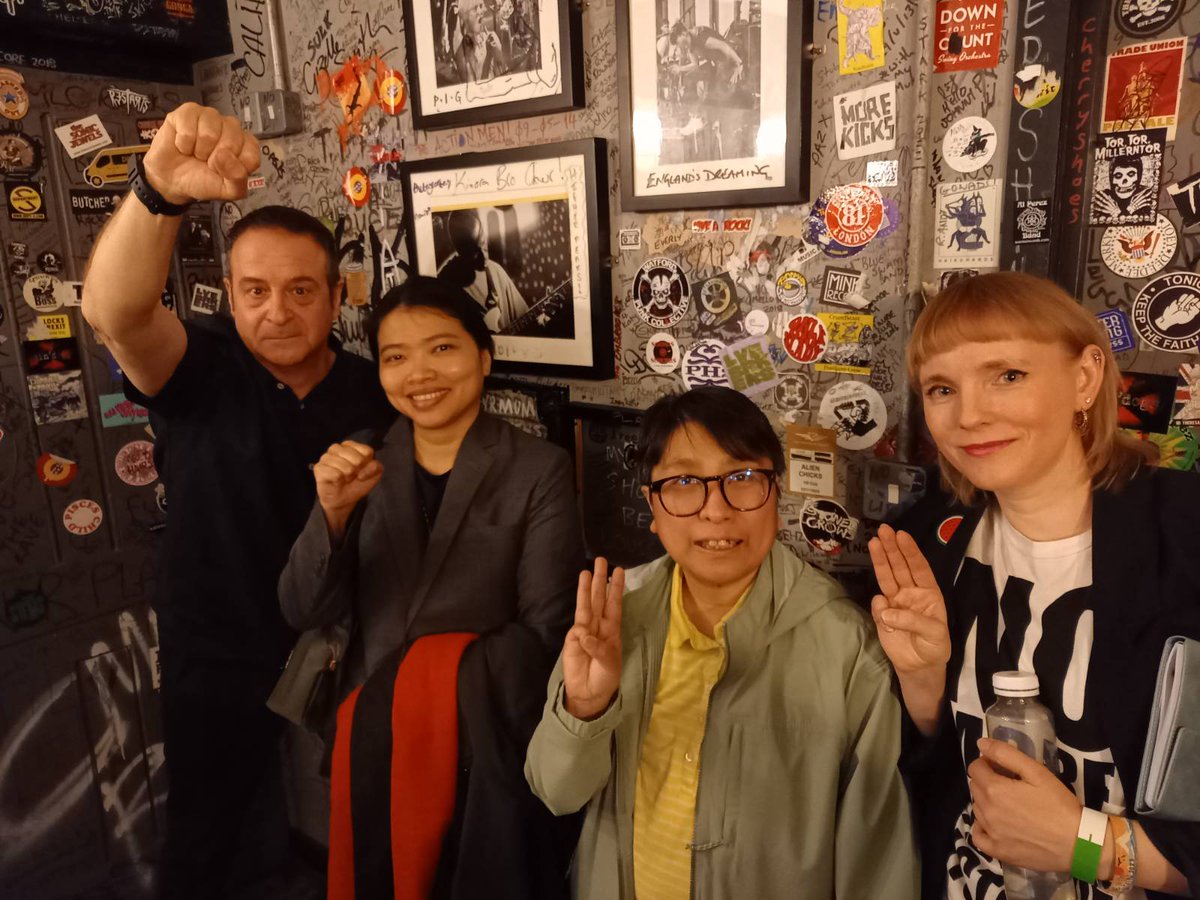 Saturday night at the 100 Club. Just a complete honour to interview @KhaingZarAung20 - we were the 'spinach' part of the comedy gig but we smashed it IMHO. Then backstage with @markthomasinfo, Khaing Zar Aung & exiled Burmese Minister Khin Ma Ma Myo. Thank you @No_Sweat!