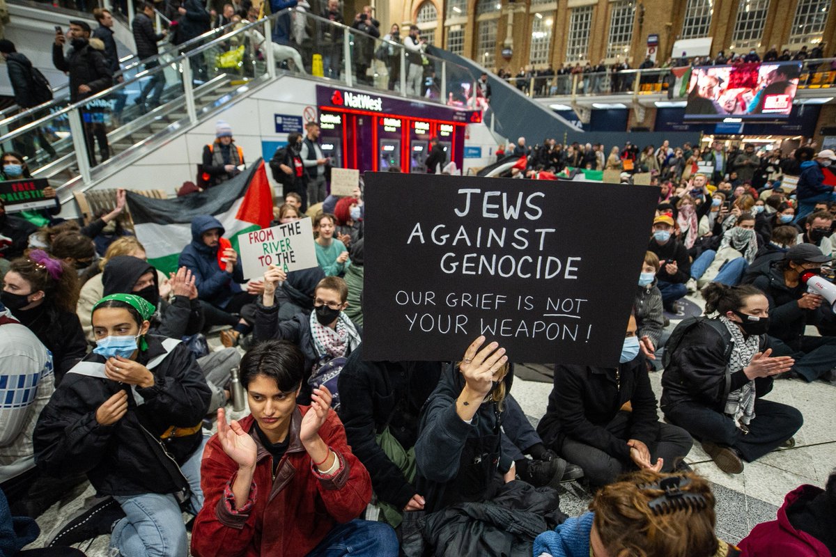 @nicolelampert How many Jews have been physically assaulted at these protest marches in London, Nicole? I can answer this one for you: ZERO. Why? Because they're perfectly safe for anyone to attend.