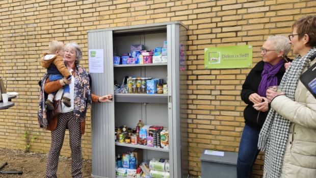 Buurt Pastoor Sandersstraat opent voedselkast voor mensen met kleine beurs en tegen voedselverspilling -  elna.nl/l/484279