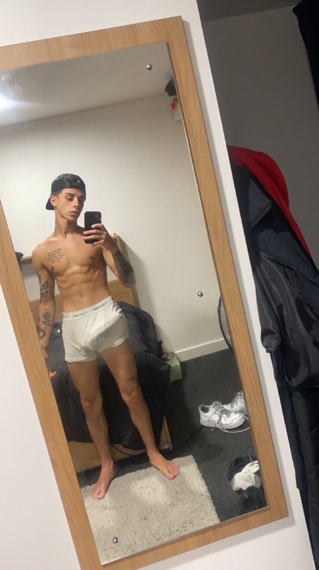 prettybadboyyy's tweet photo. 200RT and I send you the third pic 😈🍌 https://t.co/Us74fmRVUt