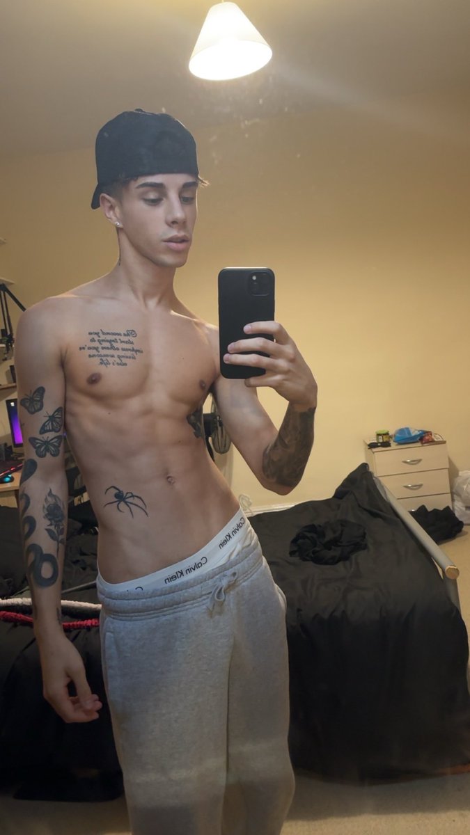 prettybadboyyy's tweet photo. 200RT and I send you the third pic 😈🍌 https://t.co/Us74fmRVUt