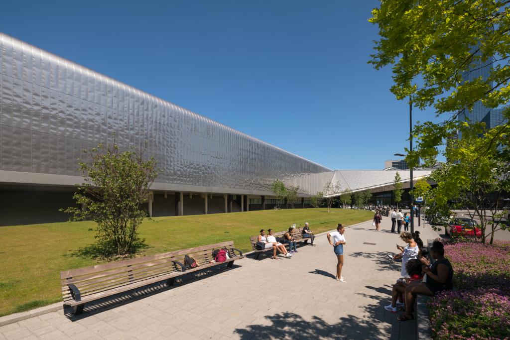 Rotterdam Centraal 10 jaar na de heropening. Ontdek hoe dit iconische station zich in 10 jaar heeft ontwikkeld tot een symbool van innovatie en stedelijke vernieuwing #nieuwesleutelprojecten #stedelijkeontwikkeling #spoorbeeldig #nsstations #prorail spoorbeeld.nl/inspiratie/tie…