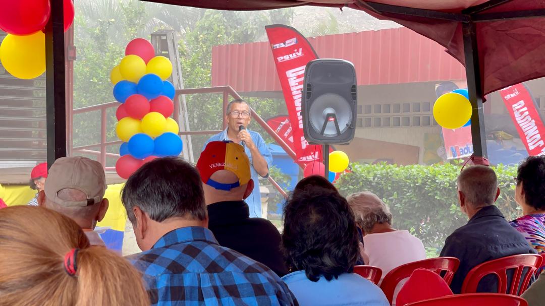 Juan_Dugarte's tweet photo. En el conversatorio los camaradas de la generación fundadora del ayer, ahora y siempre, afirmaron su compromiso con la Patria de Bolívar y Chávez  y con el Pdte. @NicolasMaduro 

¡Rumbo a la Victoria Popular de este 28 de Julio!

#ComunaPuedeMas https://t.co/1q45lzsG7q