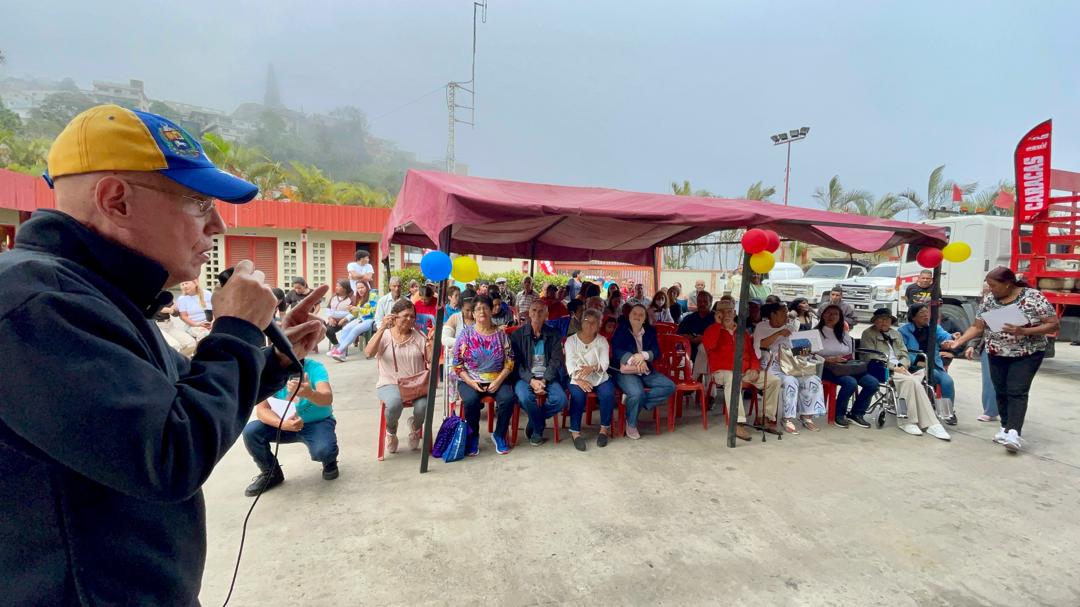 Juan_Dugarte's tweet photo. En el conversatorio los camaradas de la generación fundadora del ayer, ahora y siempre, afirmaron su compromiso con la Patria de Bolívar y Chávez  y con el Pdte. @NicolasMaduro 

¡Rumbo a la Victoria Popular de este 28 de Julio!

#ComunaPuedeMas https://t.co/1q45lzsG7q