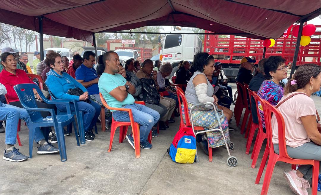 Juan_Dugarte's tweet photo. En el conversatorio los camaradas de la generación fundadora del ayer, ahora y siempre, afirmaron su compromiso con la Patria de Bolívar y Chávez  y con el Pdte. @NicolasMaduro 

¡Rumbo a la Victoria Popular de este 28 de Julio!

#ComunaPuedeMas https://t.co/1q45lzsG7q
