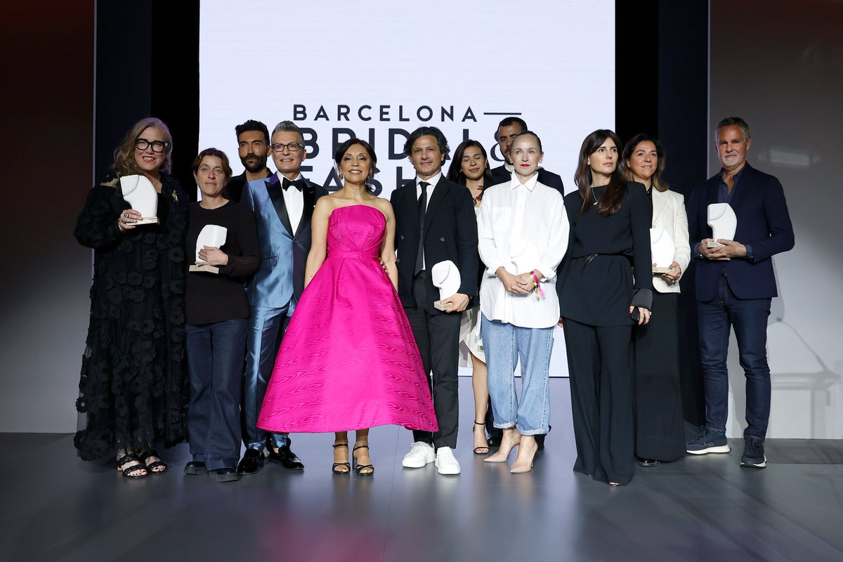 Dissabte a la nit la directora del @ccamcat, @agnesrussinol va participar en la @BridalBcnFW & Fashion Awards lliurant el premi a “Barcelona Brand” a l’empresa @Pronovias_EN per la seva contribució a la internacionalització de la moda catalana.