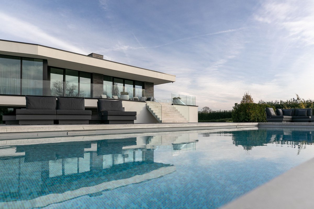 Het meestbekeken huis op funda van afgelopen week is deze duurzame villa in St. Willebrord 🔋 Tag iemand die dit huis wel ziet zitten👇

Check de prijs hier: t.ly/dX32p

#villa #duurzaam #wonen #wooninspiratie #woongeluk #stwillebrord #funda #meestbekeken #tekoop