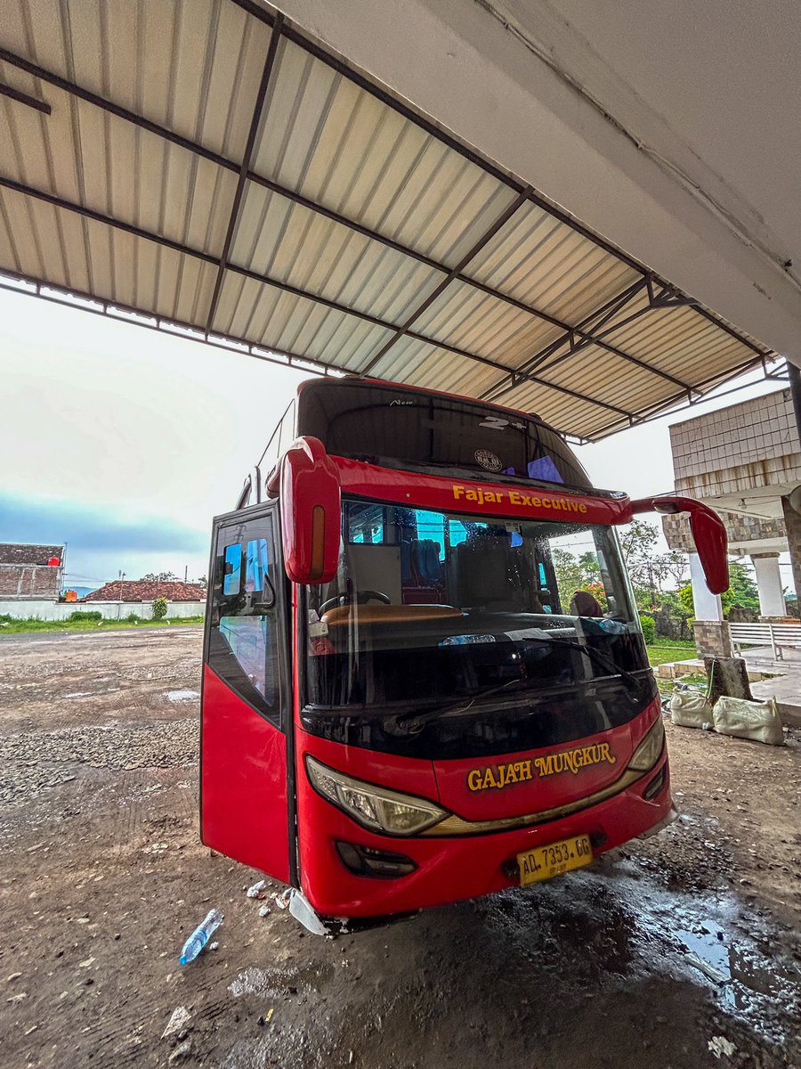 dprpbismalam's tweet photo. Sore ini arah barat bareng bis yang bikin gw suka sama bis cuy!! Semua udah berubah sih, mulai dari kelas BigTop yang udah gak ada, jadwal keberangkatan yang udah gak rutin tiap hari. Apapun itu, kenangannya masih kuat!

Selalu ada tempat buat cinta pertama ❤️❤️❤️ https://t.co/i0wXADg60A