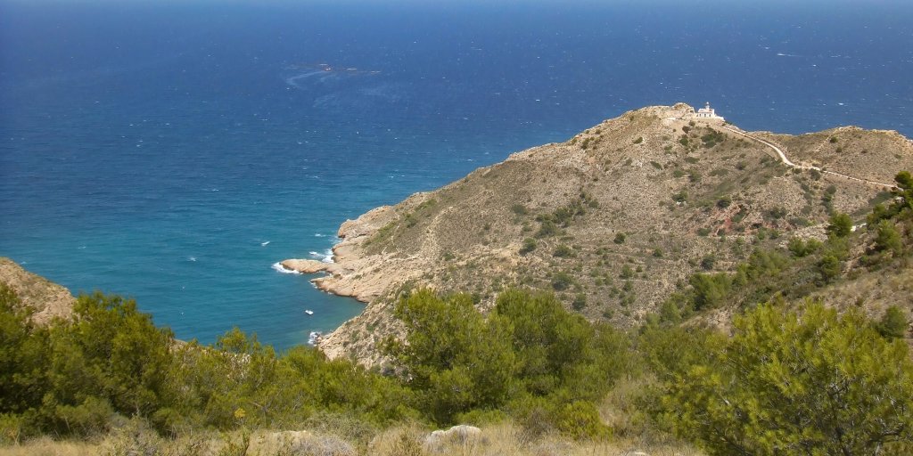 💛Te estás perdiendo estas vistas del Faro de l'Albir en la Serra Gelada. ¿Cuándo vienes a conocer este parque natural en la provincia de #Alicante? #ActitudMediterránea