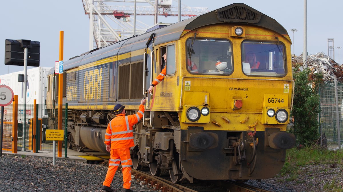 GB Railfreight launches new service connecting Southampton to Hams Hall More here: railuk.com/rail-news/gb-r… #railnews #railways #railfreight #freightnews #gbrf #ukrail