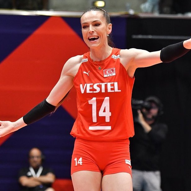 🇹🇷Eda Erdem ve en iyi orta ödülleri; 👑7 kez Sultanlar Ligi'nin en iyi ortası 👑4 kez Şampiyonlar Ligi'nin en iyi ortası 👑4 kez Eurovolley'in en iyi ortası 👑2 kez VNL'in en iyi ortası 👑Olimpiyat Elemeleri en iyi orta 📌Son 10 yılda her yıl en az 1 turnuvada en iyi orta