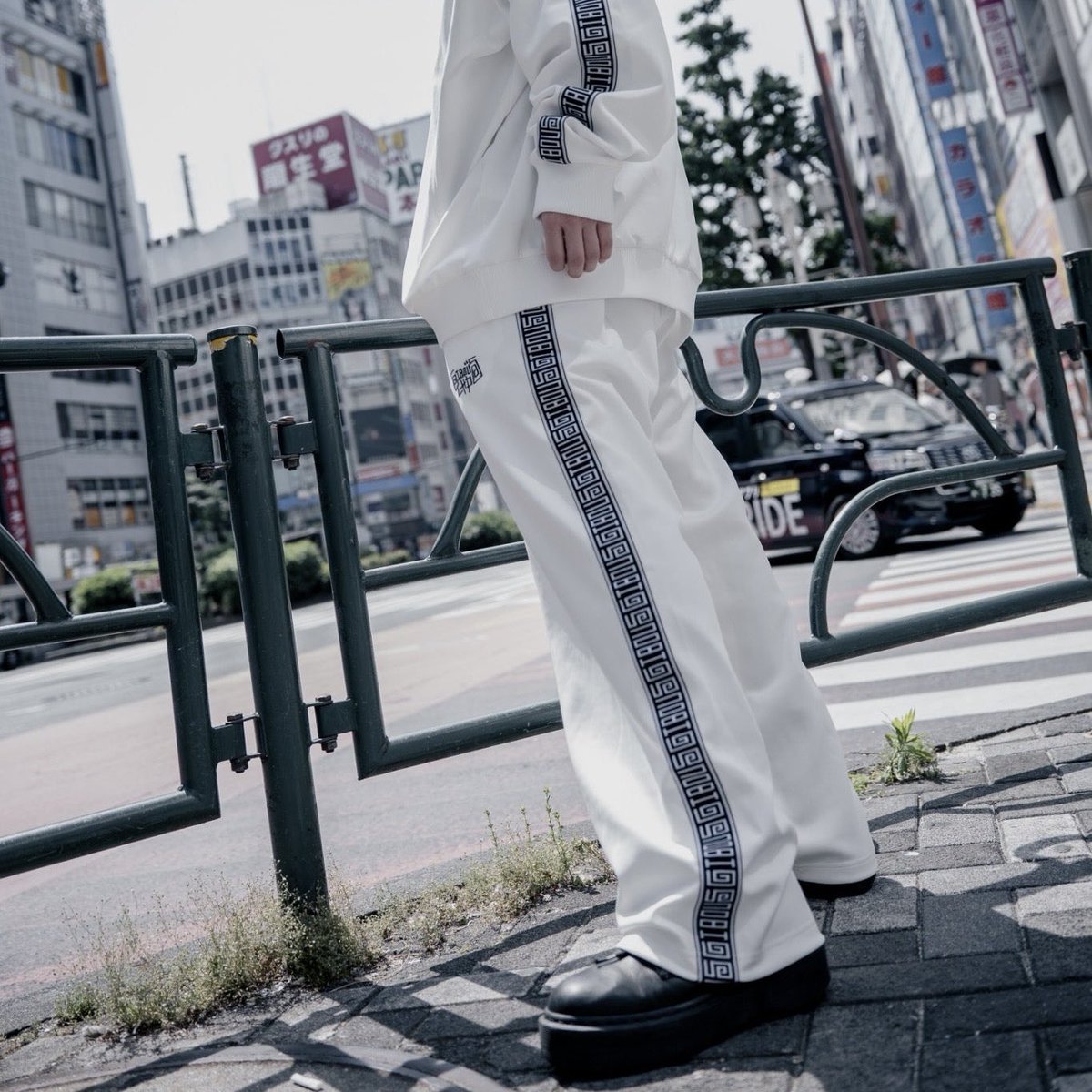 gibous_official's tweet photo. この度、GW期間にPOP UP STORE開催が決定致しました♛︎

記念としてプレゼント企画を実施致します︎︎︎︎︎︎☑︎

<内容>
1名様 gibous×lhp ジャージセットアップ(ホワイト)
3名様 オンラインストアクーポン(10%off)

<応募方法>
①@gibous_officialをフォロー
②4/28(日) 23:59までにこの投稿をRT https://t.co/COrZlXC33h