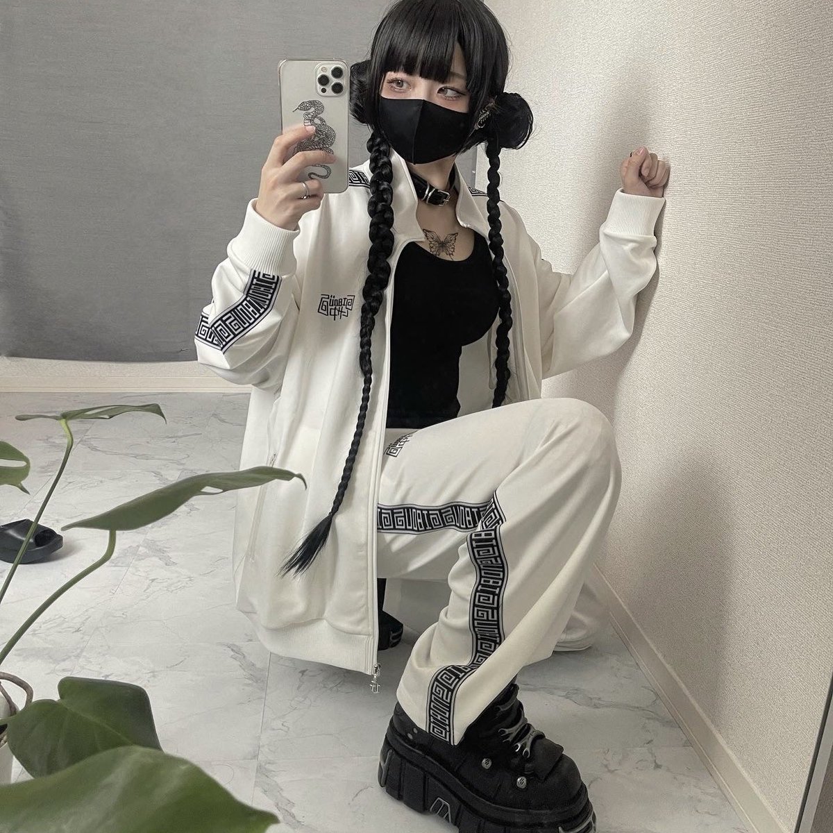 gibous_official's tweet photo. この度、GW期間にPOP UP STORE開催が決定致しました♛︎

記念としてプレゼント企画を実施致します︎︎︎︎︎︎☑︎

<内容>
1名様 gibous×lhp ジャージセットアップ(ホワイト)
3名様 オンラインストアクーポン(10%off)

<応募方法>
①@gibous_officialをフォロー
②4/28(日) 23:59までにこの投稿をRT https://t.co/COrZlXC33h