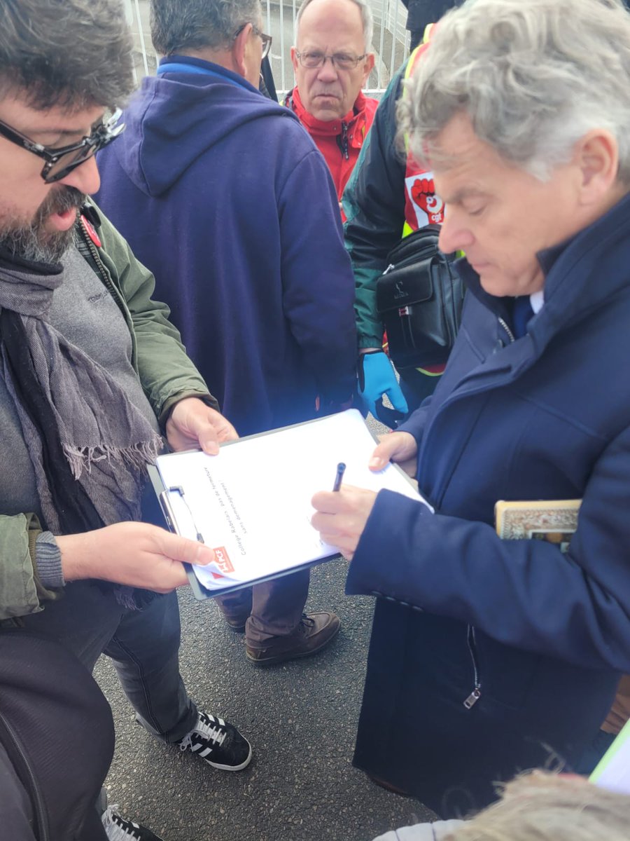 Merci à @Fabien_Roussel de soutenir la mobilisation pour la reconstruction du #collegerabelais 
Vous pouvez faire de même en ligne
change.org/p/loir-et-cher…