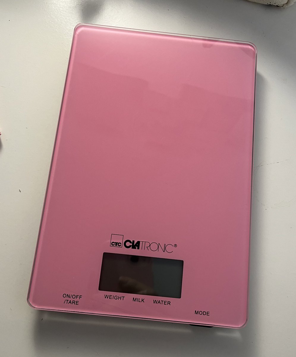 look at my sexy new PINK scale with BUTTONS guys