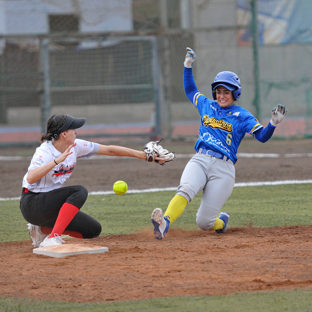 El club de Béisbol y Sóftbol <a href="/clubcapitalinos/">Capitalinos de Gran Canaria</a> nos mandan estas fotos tan chulas. ¡Gracias por confiar en Emix para vestir a vuestro club! 

#emix #emixtimetoplay #equipacionesdeportivas #sofbol #campeonato #deporte  #play  #softball #sport #tshirts #sportsequipment #baseball