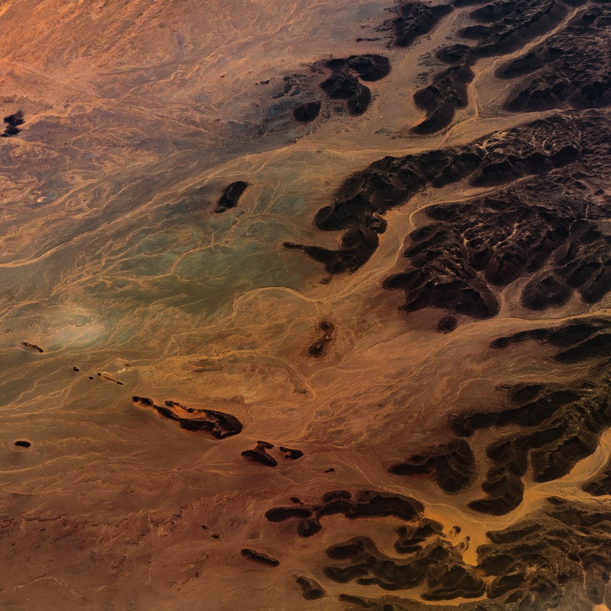 #EarthDay2024 is here once again to remind us of the absolutely neglectful we humans are towards the blue marble that sustains us. Here, whimsical shapes in the Sinai and Arabian Peninsulas that I captured last year 📸