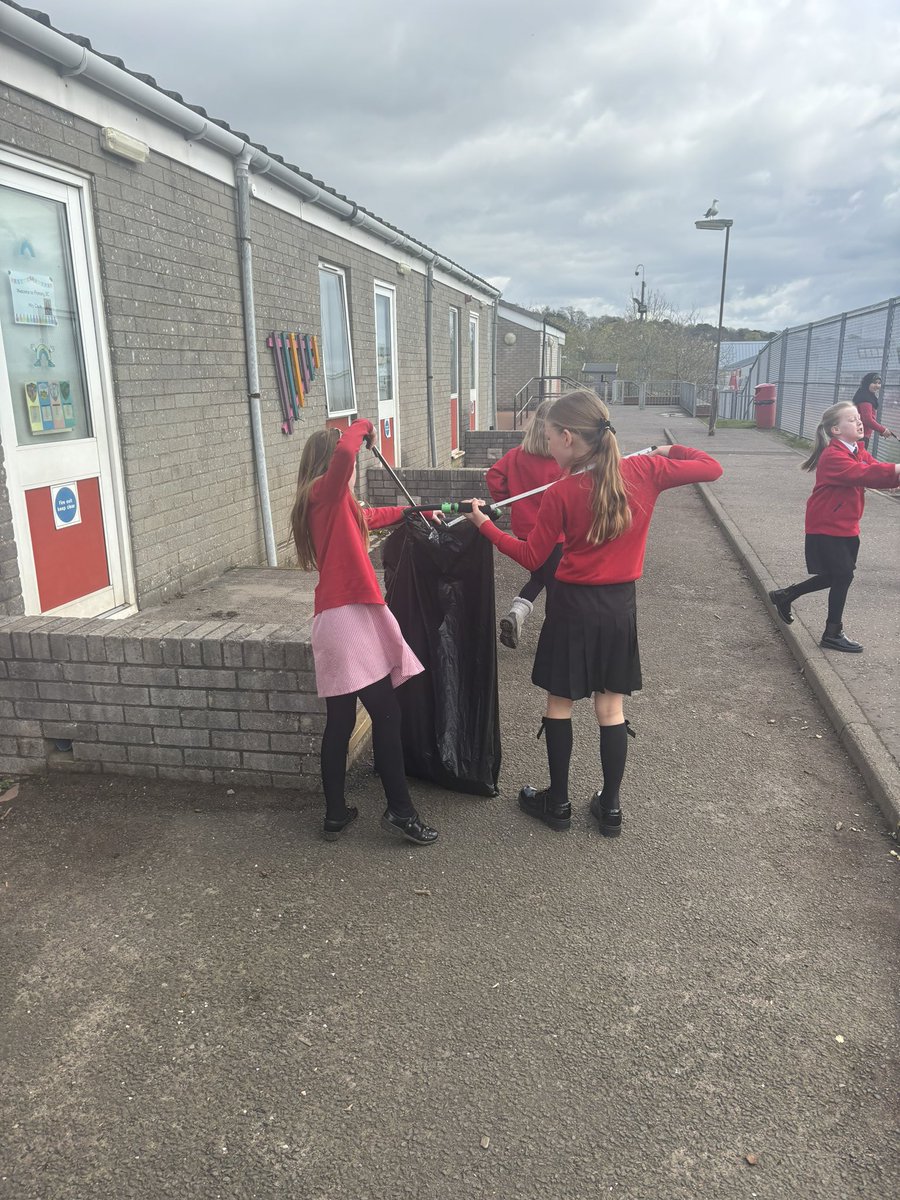 Miss_Isles_HPS's tweet photo. For Earth Day 🌎 P5I went on a litter pick around the school! We collected a lot of litter 🚮 https://t.co/HBw5TAFySH