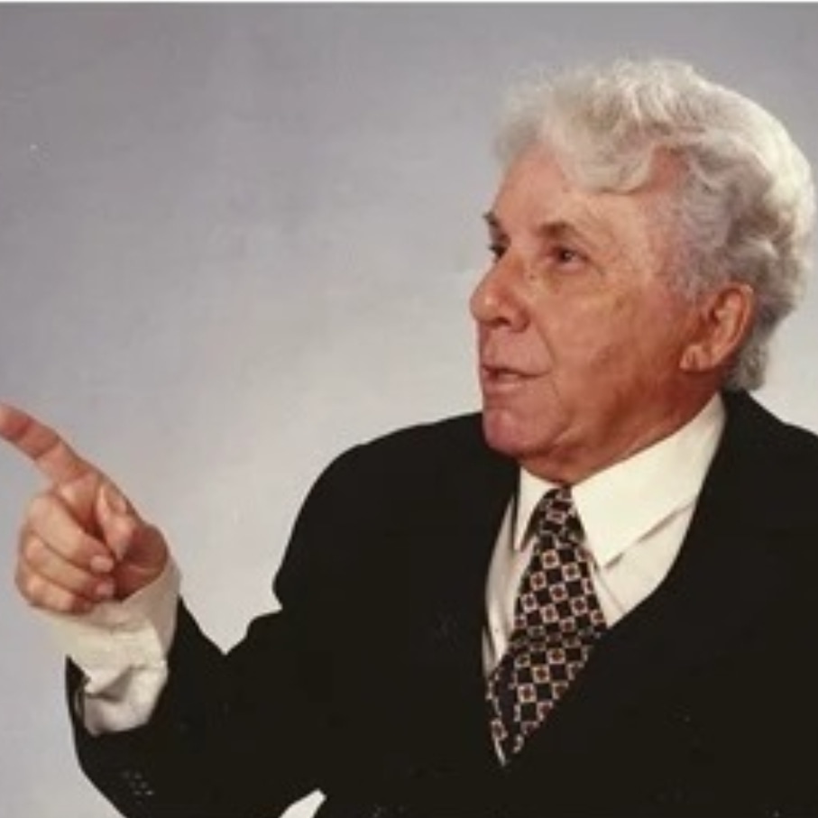 AgassizFilho's tweet photo. É com imenso pesar que a família comunica o falecimento de Agassiz Almeida na noite deste domingo, dia 21 de abril. Agassiz partiu com serenidade, em casa, após uma vida inteira dedicada à causa democrática e ao Brasil. 

Seu exemplo como homem público, jurista e escritor deixam um legado para as gerações de hoje e do amanhã. São palavras suas: “E, afinal, quando da voragem das épocas, uma chama perene tremulará: só o amor constrói para a eternidade.”

O velório ocorrerá durante o dia de hoje, no Salão Nobre da Assembleia Legislativa, entre 8h00 e 15h00. O sepultamento será no cemitério Parque das Acácias, às 16h00.