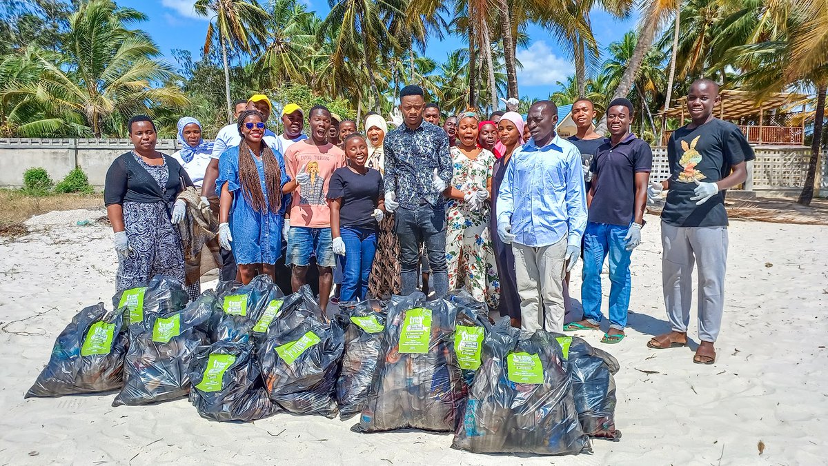 🌏It's #EarthDay! 🤝Let's come together to end plastic pollution by 2040 plastics for human and planetary health. 🔙We look back at our 2023 Partners Initiative Awardees and their work on beach cleanups, plastic waste collection, and its impact on restoring ocean ecosystems.