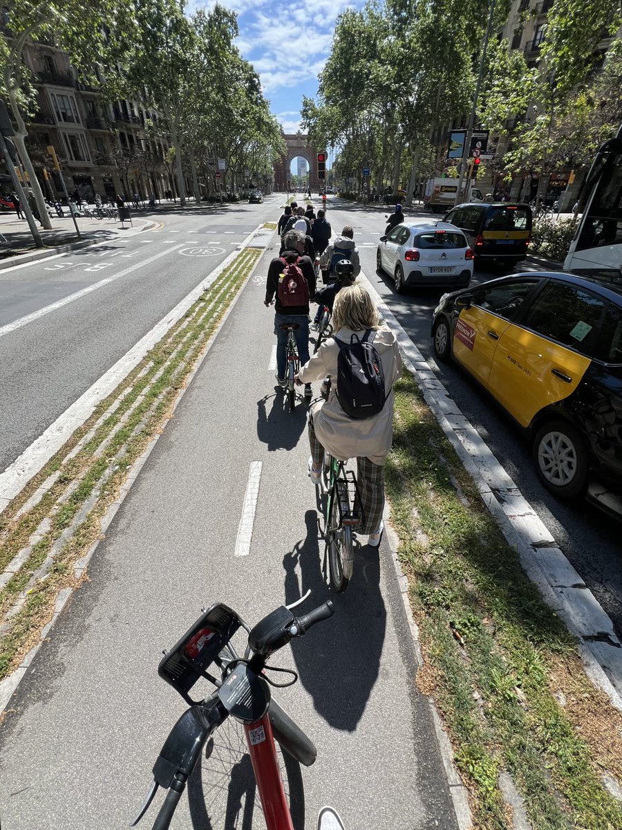 El carril bici del Passeig de Sant Joan, com tants altres carrils bici, s'està quedant petit. @EnbicixBCN