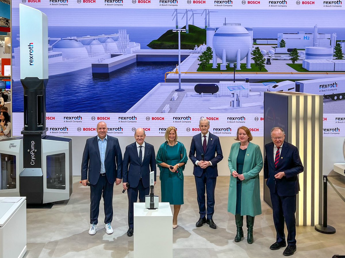 BoschPresse's tweet image. Tore auf für die #HM24! #Bosch Geschäftsführerin @RueckertTanja hat unter anderem
@Bundeskanzler Olaf Scholz die neue Kryopumpe zur H2-Verdichtung bei Wasserstoff-Tankstellen vorgestellt. Ein wichtiger Schritt für den Aufbau einer #Wasserstoff-Infrastruktur.