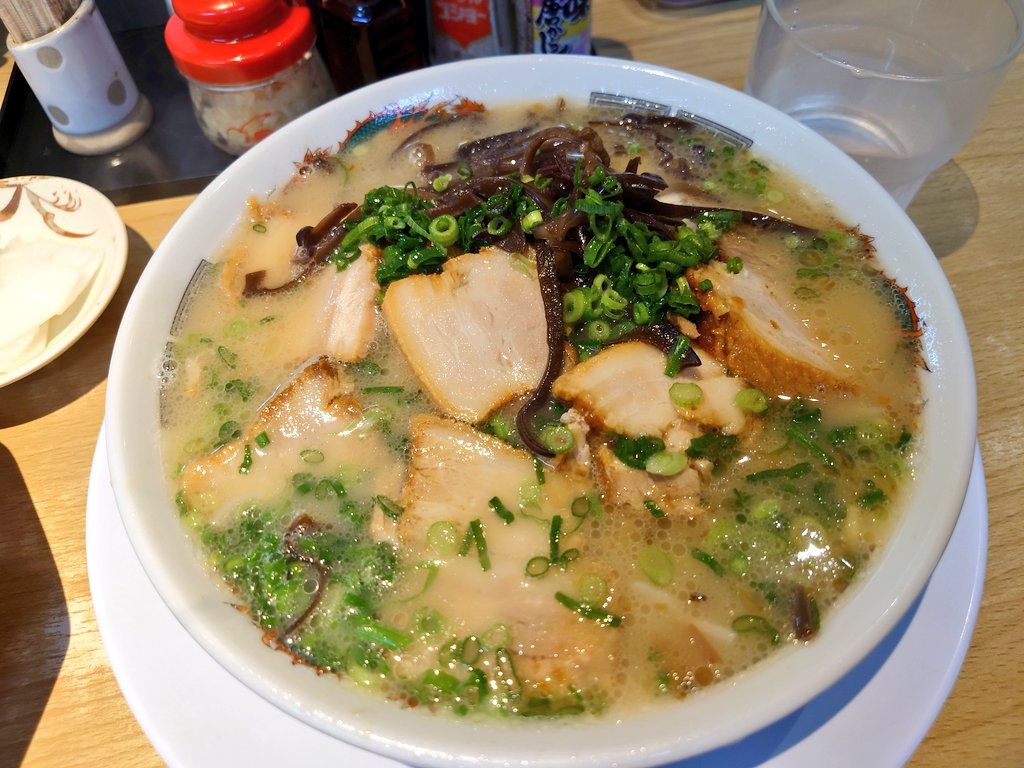 fun_trip01's tweet photo. 鹿児島県天文館付近、ラーメン小金太。
あっさり目の優しい豚骨と、茶色いチャーハンがめちゃめちゃ合う。こういうのが良いんだよ。旨い！
#旅行日記 https://t.co/RQtirAxC7m