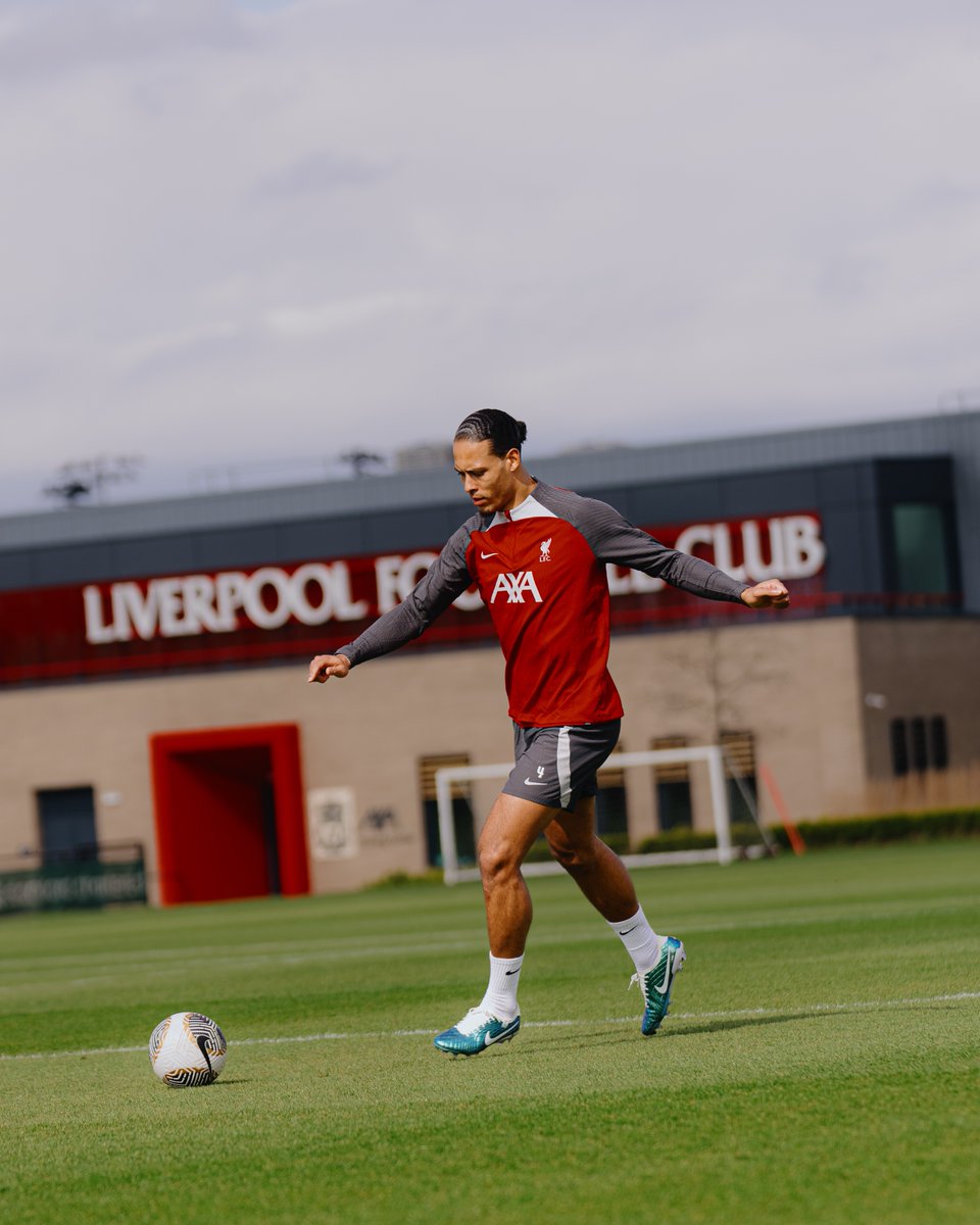stehalliwell_'s tweet photo. more work for @nikefootball 
this time with the big man... @VirgilvDijk https://t.co/RUNRFp8in1