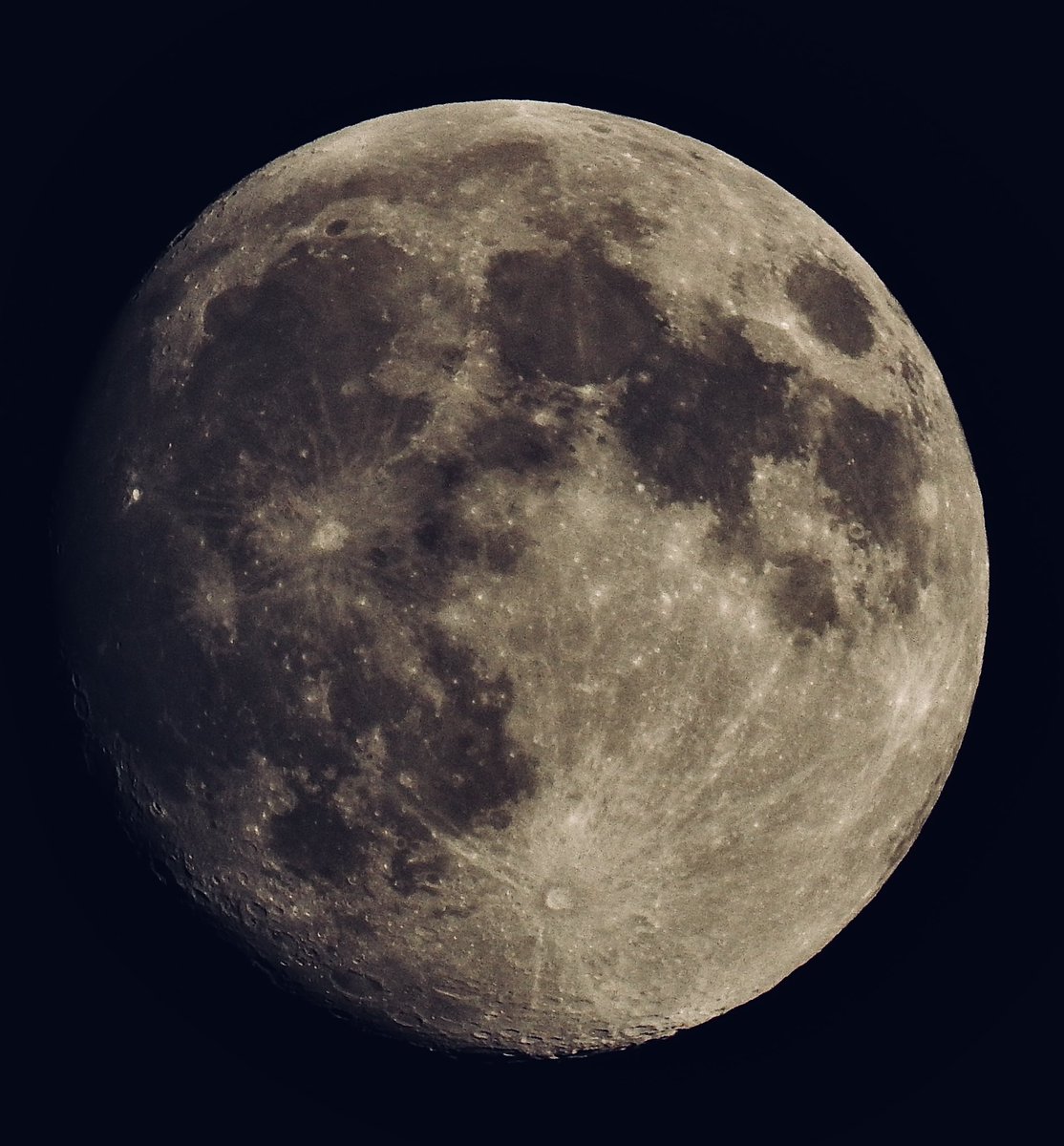 Arianrhod neithiwr dros Dolgrân…mae bron yn llawn🌓 Beautiful nearly full moon over Dolgrân last night🌓