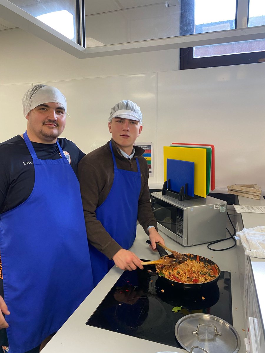 Last week our Work Based Learning students from @MMUNutrSciences showed our Focus Sport Rugby Students some best practice cooking 🔥🔥😋😋😋