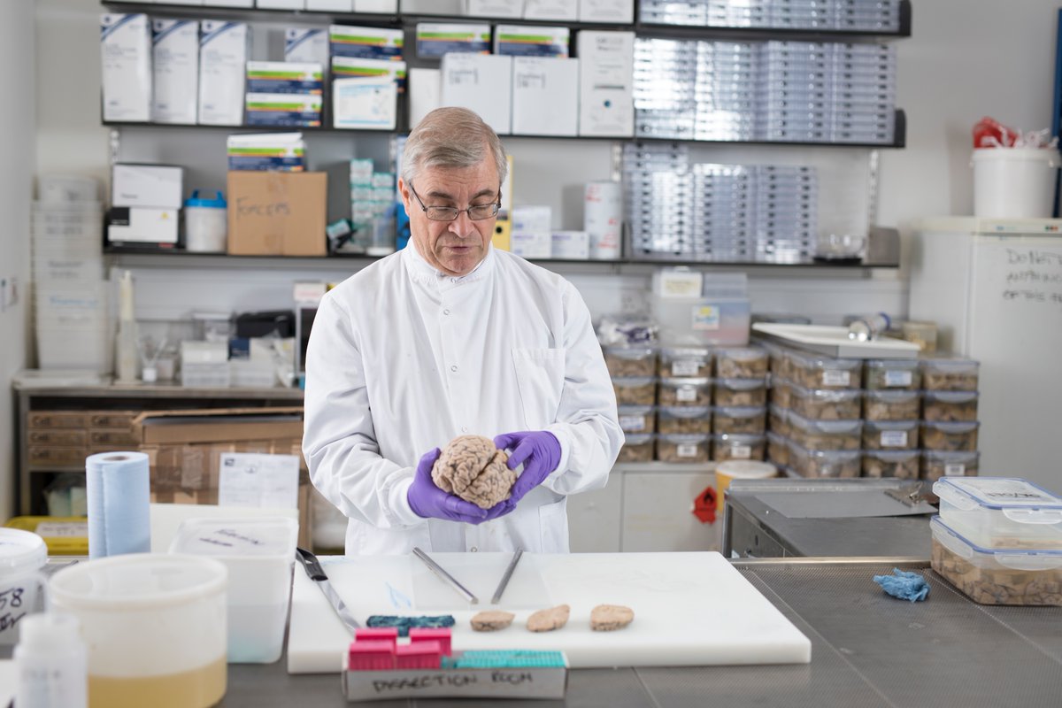 Our #MultipleSclerosis & Parkinson's Tissue Bank is helping to advance our understanding of #MS. Working with @mssocietyuk & @ParkinsonsUK, the tissue bank has aided major discoveries, including how the immune system is involved in MS. #MSAwarenessWeek 👉imperial.ac.uk/medicine/multi…