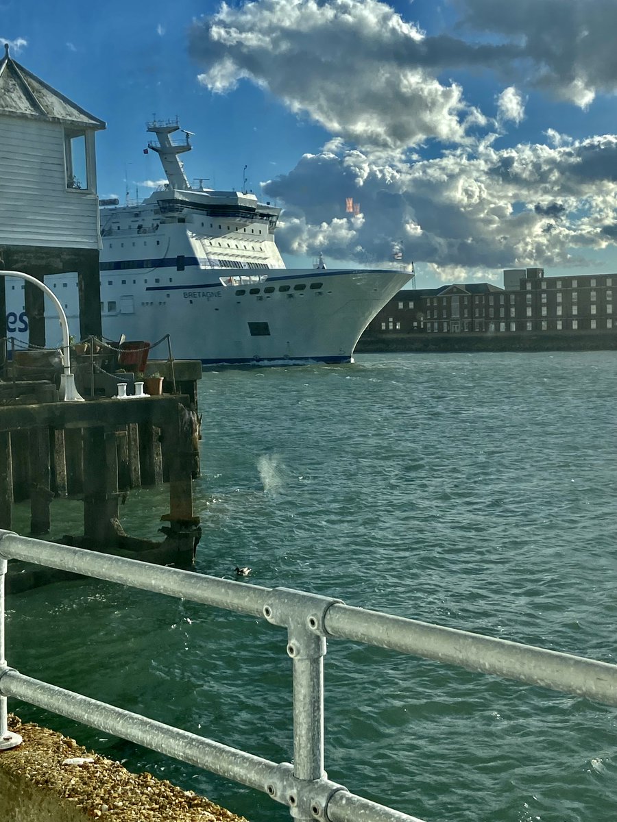 Bretagne arriving into Portsmouth early Friday evening (19th April) @BrittanyFerries 🛳️⛅️