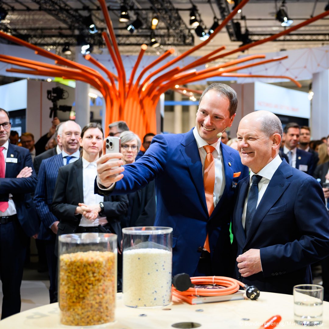 Fortschritt, Innovation und Modernisierung sind der Atem der @hannover_messe. Ich bin beeindruckt, wie hier selbst in kleinsten Produkten Künstliche Intelligenz eine Rolle spielt. Mit Lust, neue Dinge zu entwickeln, meistern wir die Herausforderungen der Zukunft.