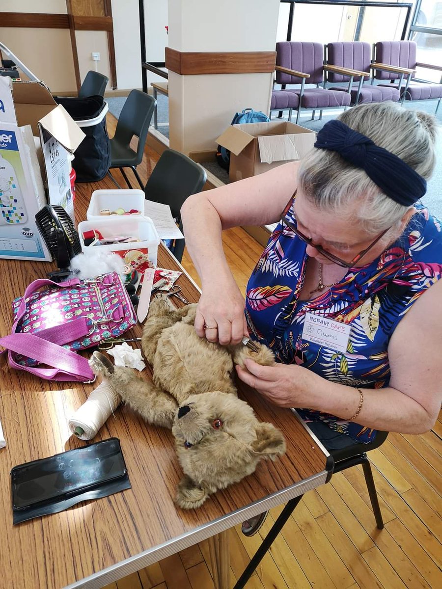 Senior Medicine lecturer @SarahAynsley co-founded Biddulph Repair Cafe to give back to her community and spent the day volunteering as part of our 75th anniversary celebrations! 🤝 'Volunteering is a privilege, meeting wonderful people and bringing joy through repairs.' - Sarah