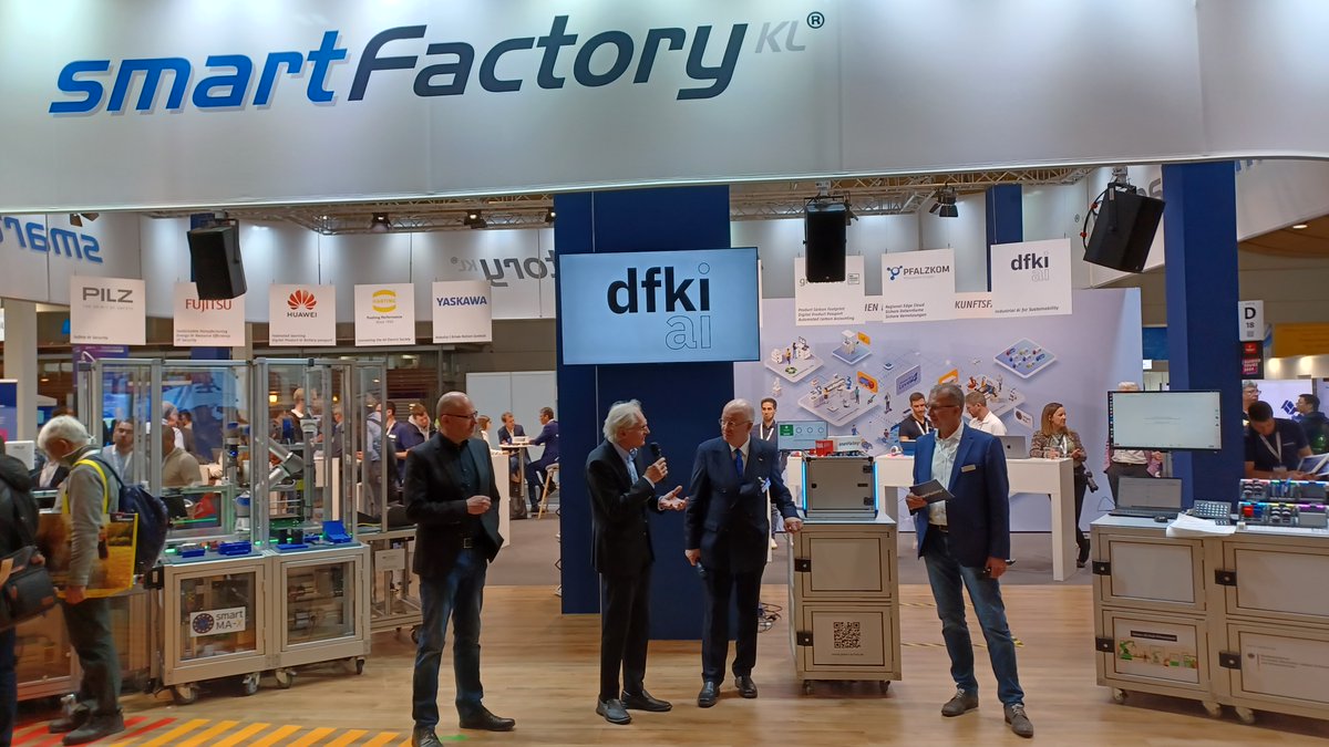 #Industrie40 ist aktueller denn je! Prof. Wolfgang Wahlster (<a href="/DFKI/">DFKI</a>), Mitglied im von acatech koord. Forschungsbeirat Industrie 4.0 und Prof. Henning Kagermann von acatech heute auf der #HM24.
