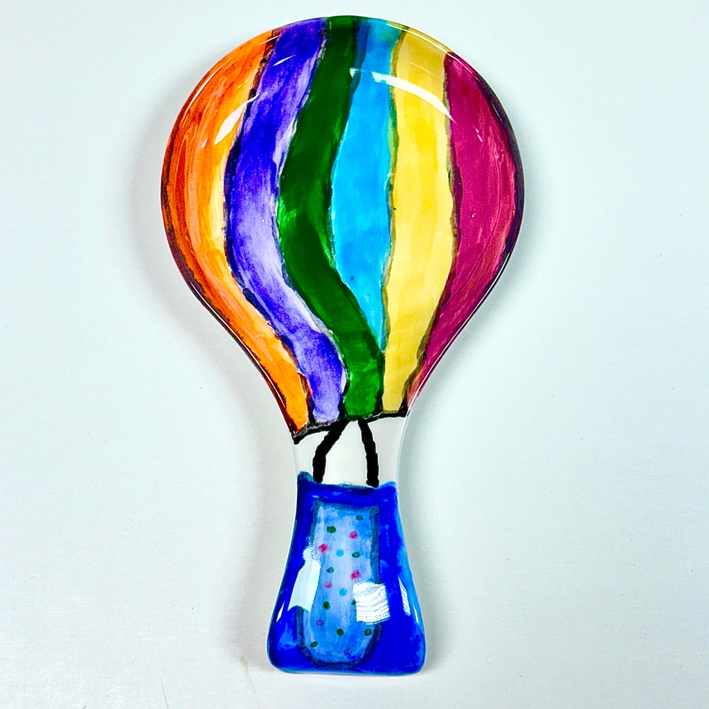 We love it when people get creative with the shape of a pottery piece! We've seen a few clever designs done on our spoon rest, including an ice cream cone and this hot air balloon!

Book your session through the link in our bio.

#potterypainting #stneots #cambs