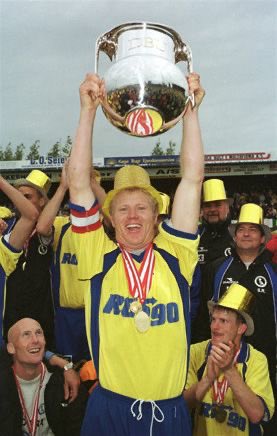 Jesperhald6's tweet photo. @KraulDR @TommyBechmann @ThomasLoftDR Herfølge! Se genialt onside-indslag, hvor Faxe skifter sig selv ind, Ståle Solbakken fronter og Herfølges keeper tager og brænder straffe: https://t.co/xCx13jYu1P 

I dag bliver det gamle superligastadion i Herfølge brugt af byens Sjællandsseriehold - både til træning og kamp. https://t.co/5N7DQ1BQSK