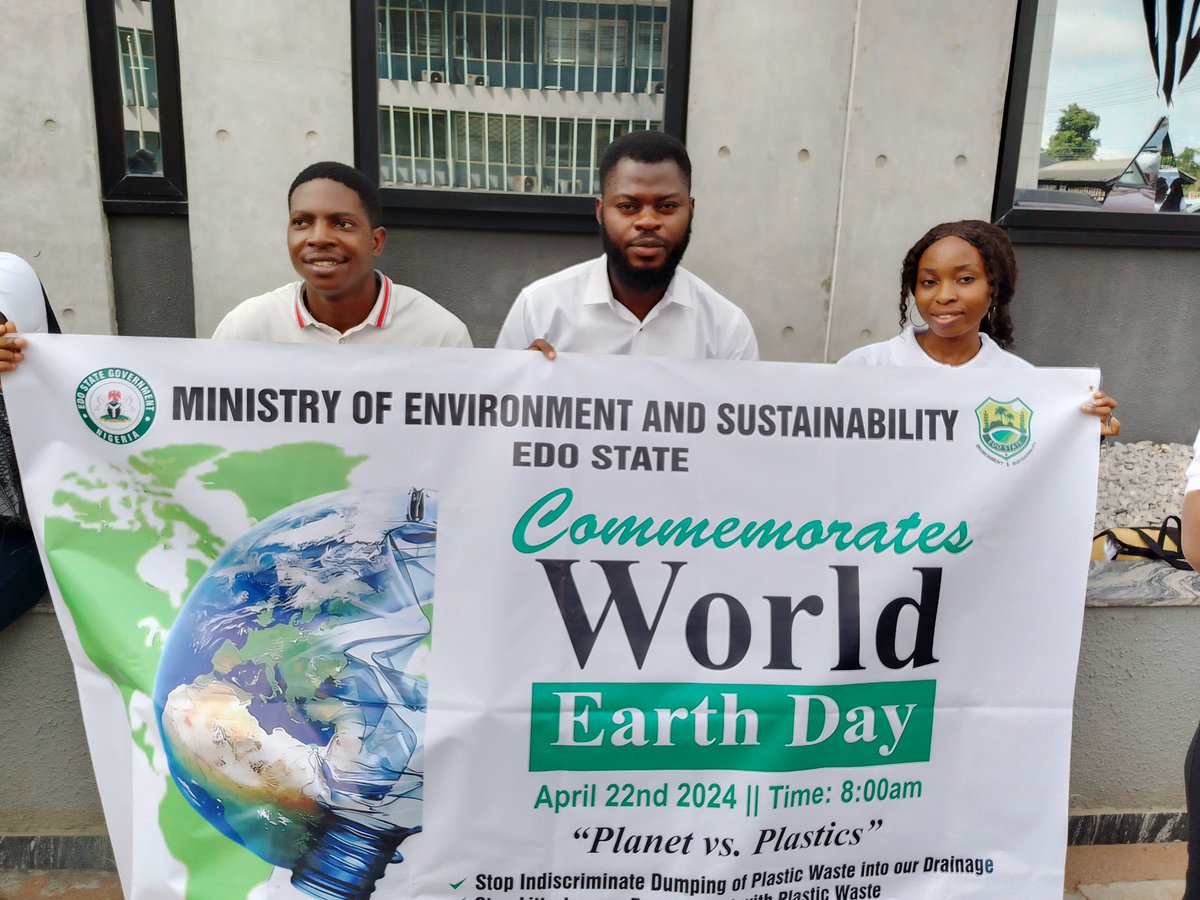 Ugosway's tweet photo. On day two of @NigGreenEarth's #WorldEarthDay celebration, we joined @Edo_Environment to raise awareness on the impact of the plastic pollution on our planet at Oredo, Benin City, Edo State. https://t.co/b4t1ARF3vN