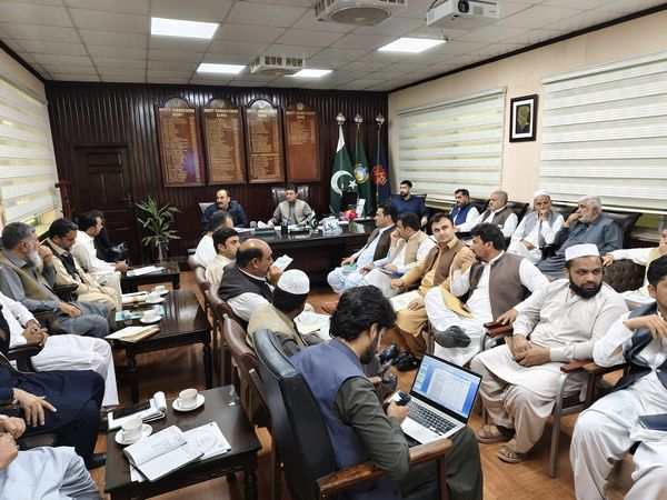 bannuupdates3's tweet photo. صوبائی وزیر ملک پختون یار اور ڈپٹی کمشنر بنوں شاہ سعود بنوں کے تمام محکموں کے سربراہان کیساتھ کارکردگی بہتر بنانے اور رہ جانے والے ضروری منصوبوں پر کام شروع کرنے کے حوالے سے میٹنگ کررہے ہے۔
#Bannu #KPKUpdates  #Pakistan #DC_Bannu https://t.co/P1uwZ2qHgR