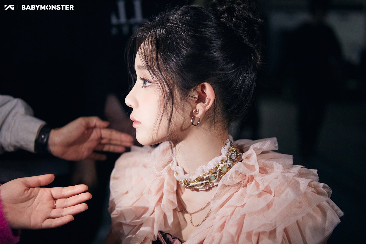 dol_kpop's tweet photo. Oh My Lord....IS SHE REAL?????
Side profile is so attractive......#MAINVISUAL of #BABYMONSTER yes as I speak. 😍
#PHARITA https://t.co/fSSW1dvgOa