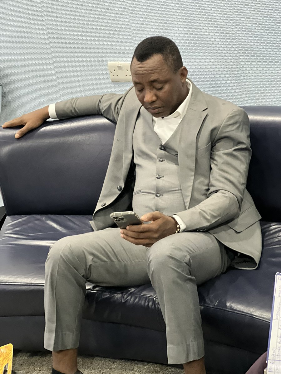 Abang__David's tweet photo. Greetings to y'all from our next president @sowore inshallah
#Davidhundeyin #Robbery #mcolumo #samlarry #PeterObi https://t.co/unZ5SKXgfu