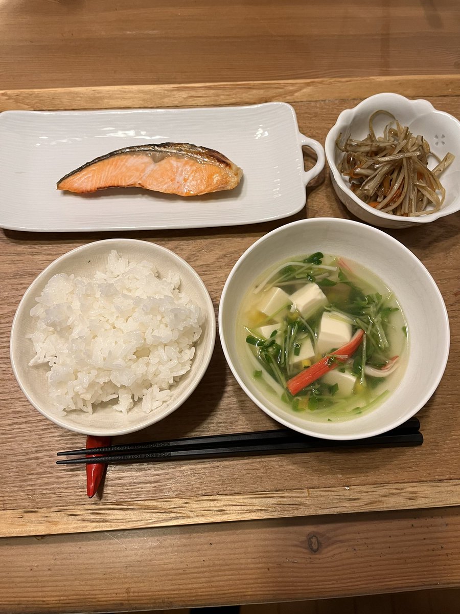 豆苗が冷蔵庫にあったので早速作ってみました！
これなら豆苗が美味しく食べられますね
(お魚の向きが逆…)
#勝ち飯
#AJINOMOTO