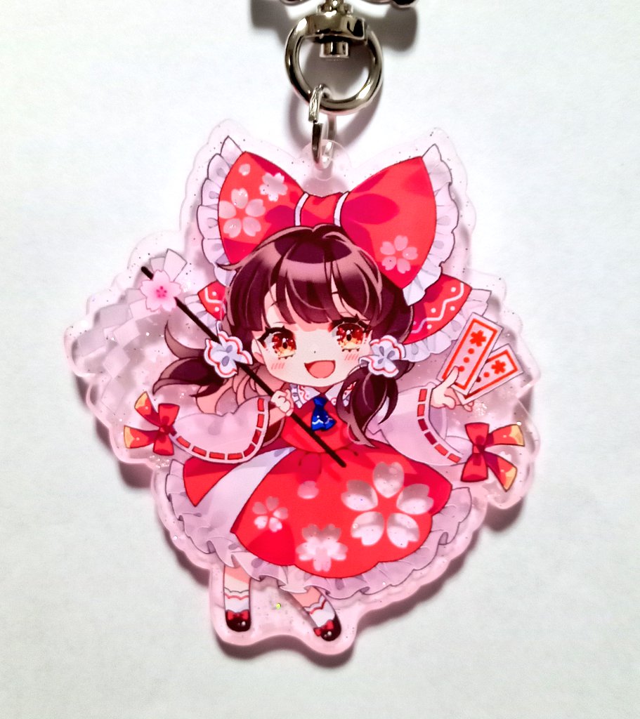 博麗霊夢 「春例に持っていく桜霊夢アクキー届いた!アクリル自体が桜フレーク&amp;ラメ入り」|東天紅🐔例大祭き42abのイラスト