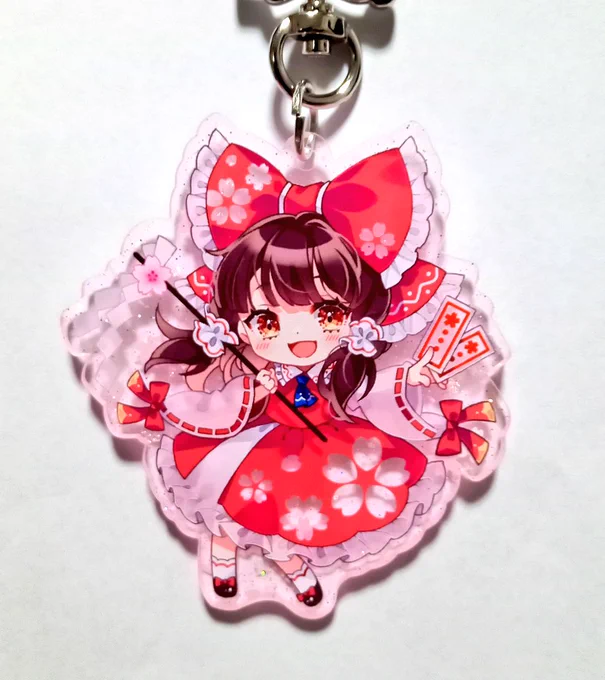 春例に持っていく桜霊夢アクキー届いた!アクリル自体が桜フレーク&amp;ラメ入りでとっても可愛いので、あえての片面印刷になってます 